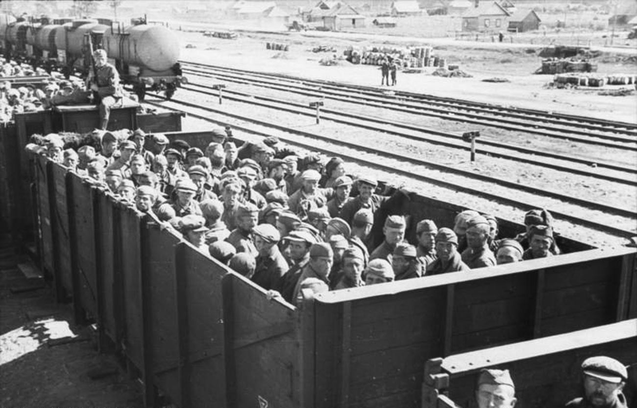 Русија, превоз совјетских заробљеника у теретним вагонима.
