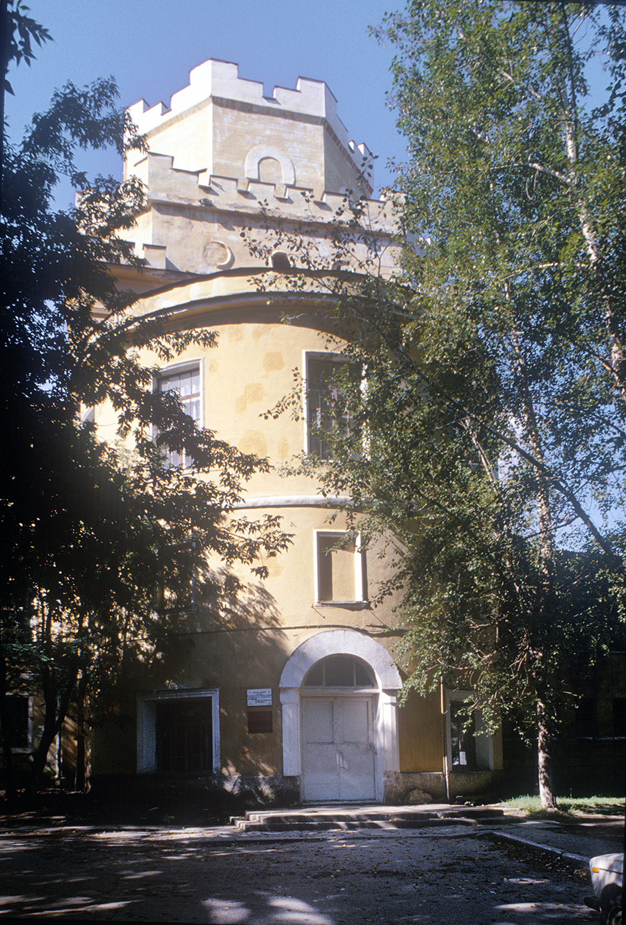 New Tikhvin Convent. Gate Church of Presentation, east view (before restoration). August 26, 1999