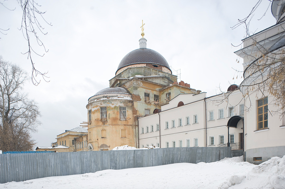 New Tikhvin Convent. Church of Presentation, northeast view (under restoration). Left: Church of St. Feodosy of Totma (without dome; not restored). Right: apse of Church of Icon of the Virgin. April 3, 2017