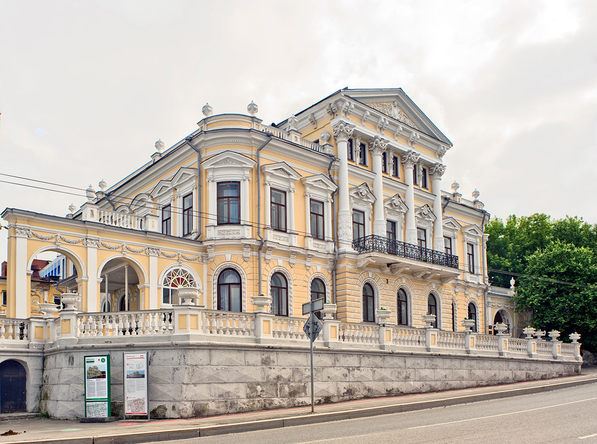 Hiša Meškova, pogled s Samostanske (prej Ordžonikidze) ulice. 15. junij 2014
