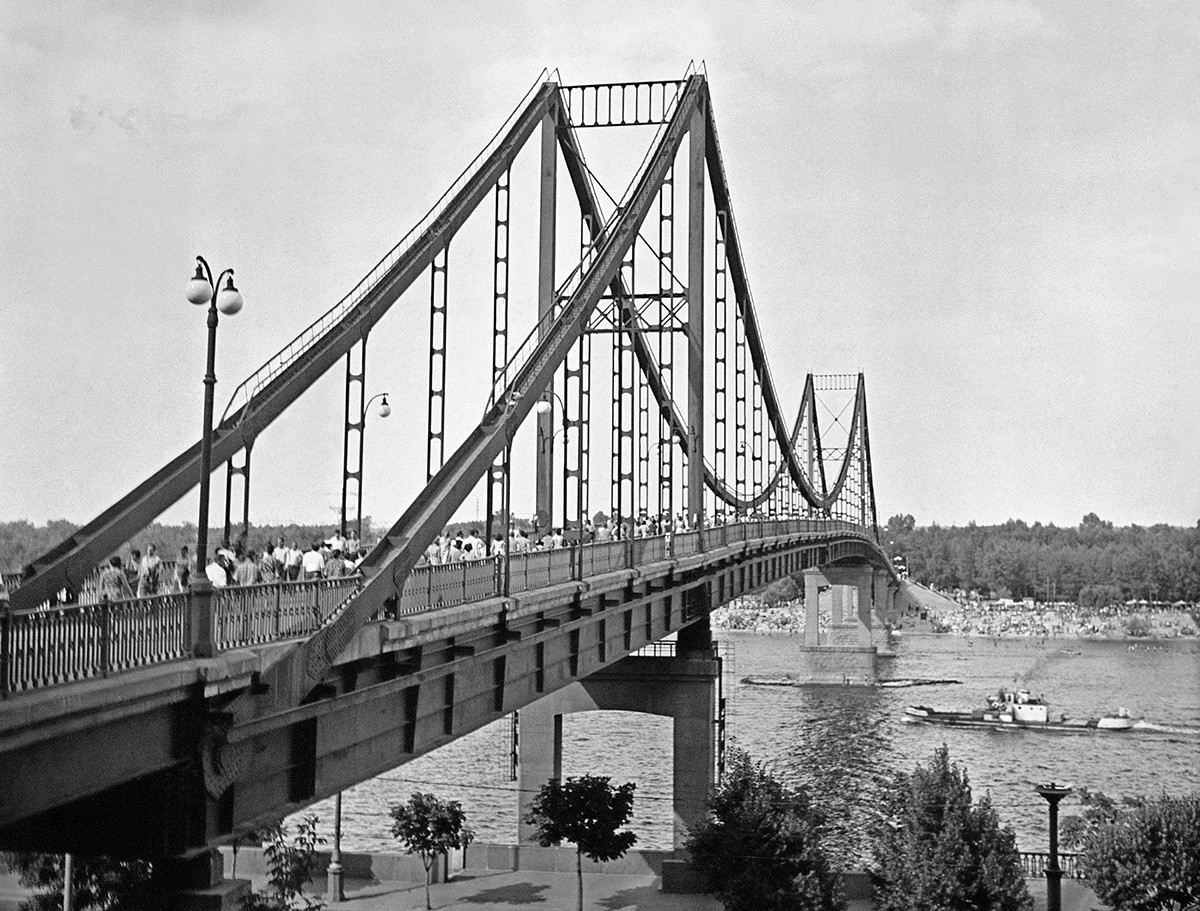 Pont traversant le Dniepr, à Kiev, 1965