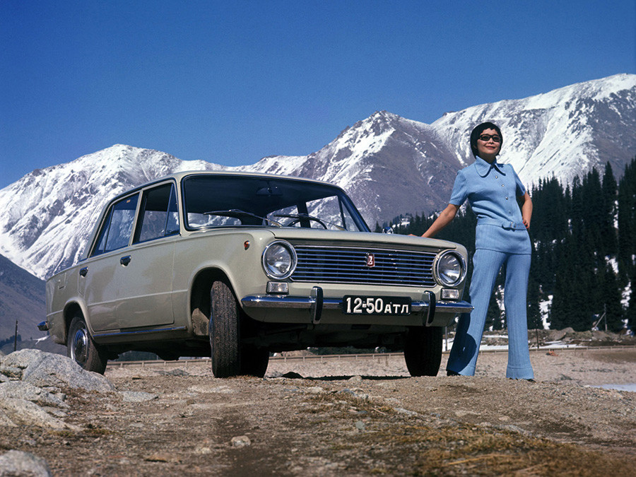 Publicidad del VAZ-2101 Zhigulí, el primer modelo de la Fábrica de Automóviles del Volga. La gente solía llamarlo “kopeika”.