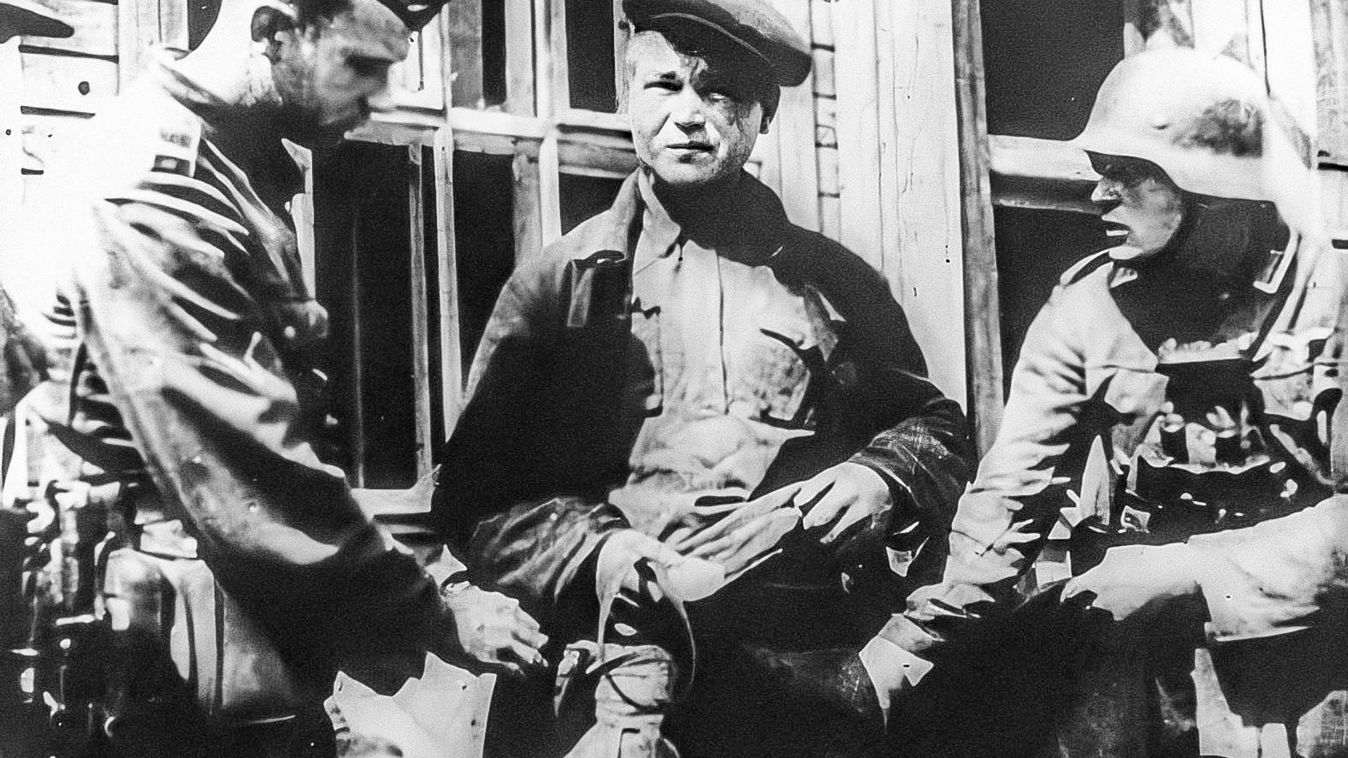 ナチス占領下ミンスクでナチス軍が職務質問を行う