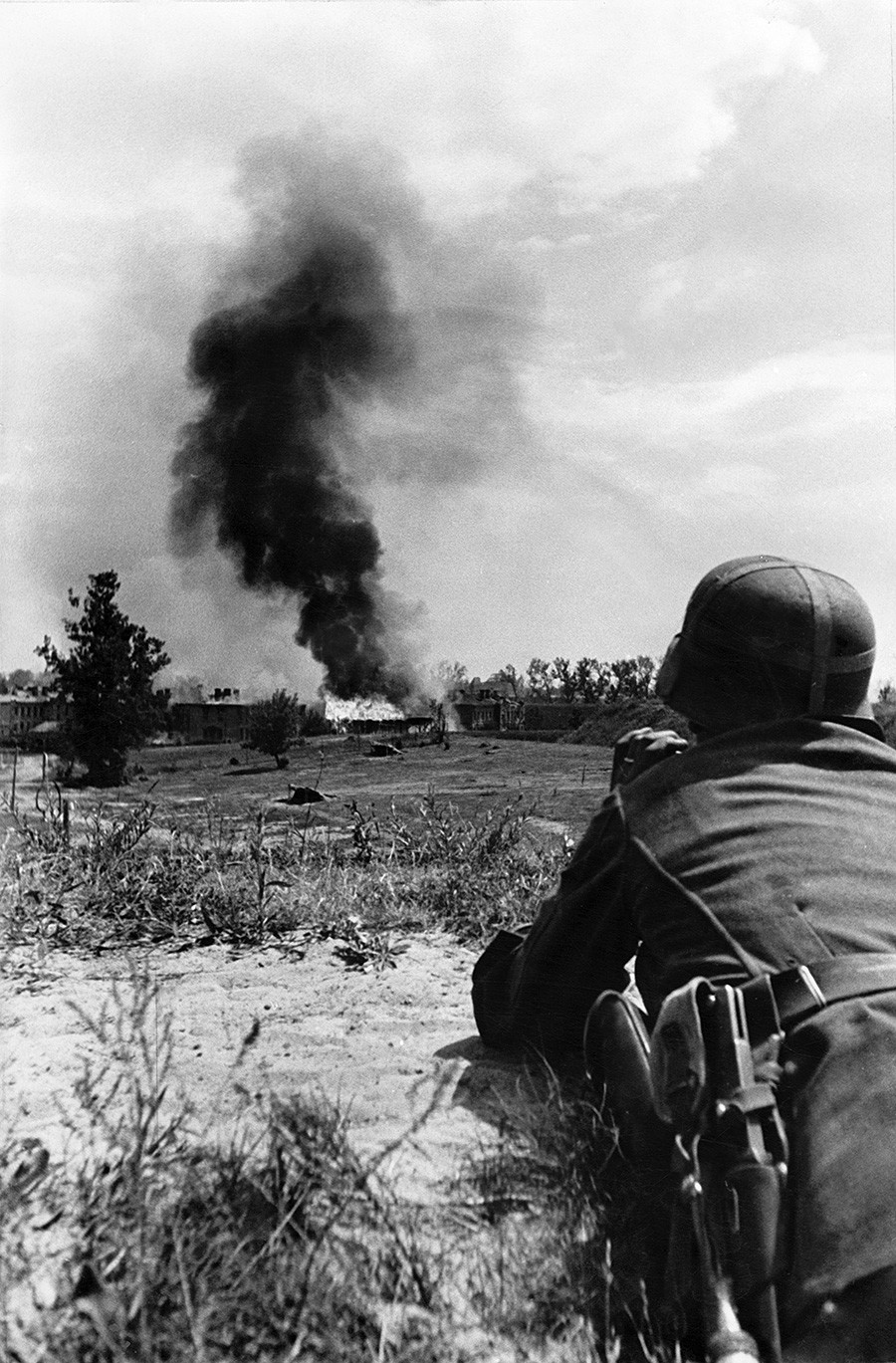 Други светски рат, Источни фронт, операција Барбароса, напад на Русију 1941. Немачки артиљерац испред Брестске тврђаве.