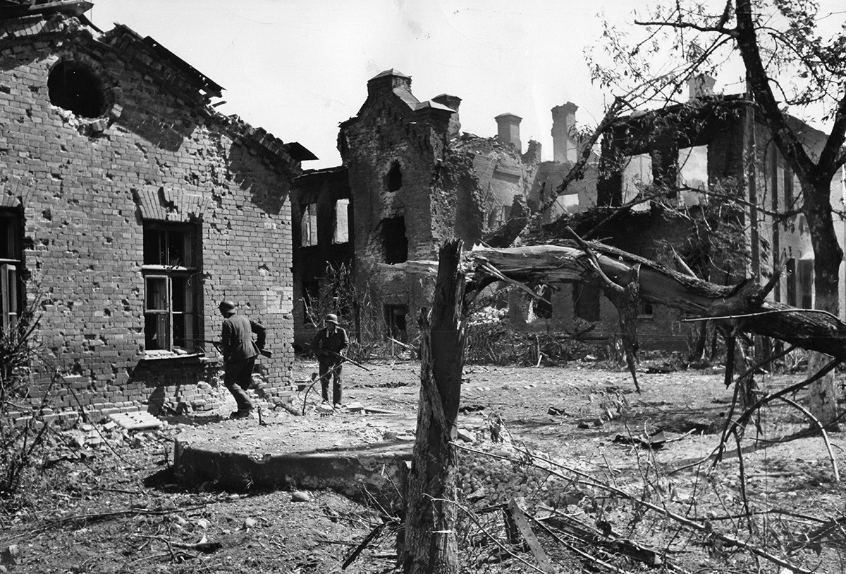 Други светски рат, Источни фронт, операција Барбароса, напад на Русију 1941. Немачки војници „чисте“ терен у Брестској тврђави.