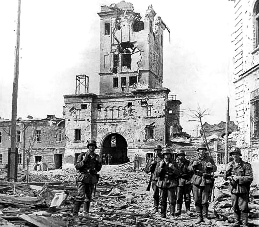 Немачки војници испред Тереспољске капије Брестске тврђаве. 1941.