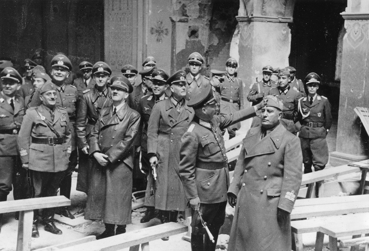 Хитлер и Мусолини разгледају тврђаву у Брест-Литовску.