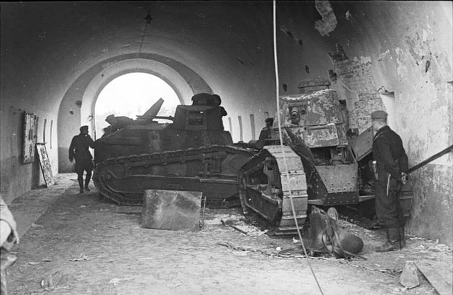 Битки за Брест (1939 г.) двойка Renault FT блокира северните порти на крепостта