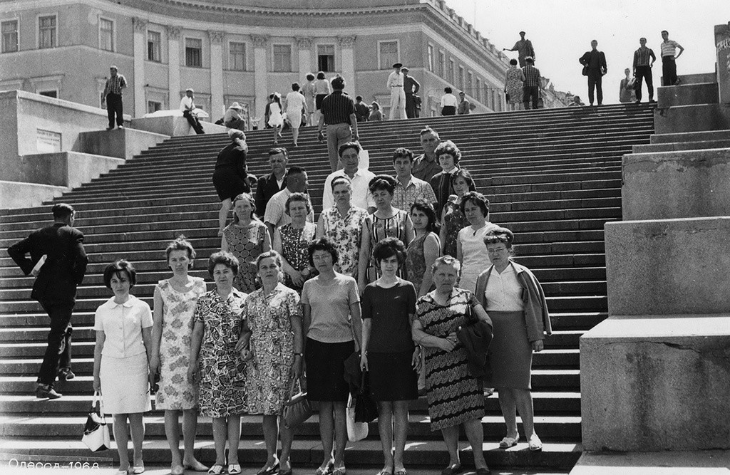Группа экскурсантов на Потемкинской лестнице в Одессе, 1968  