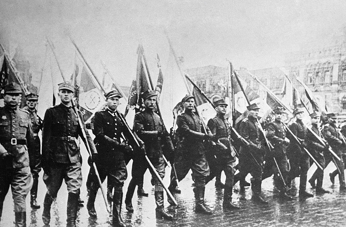 Полски войници маршируват със знамена на Парада на победата на Червения площад в Москва