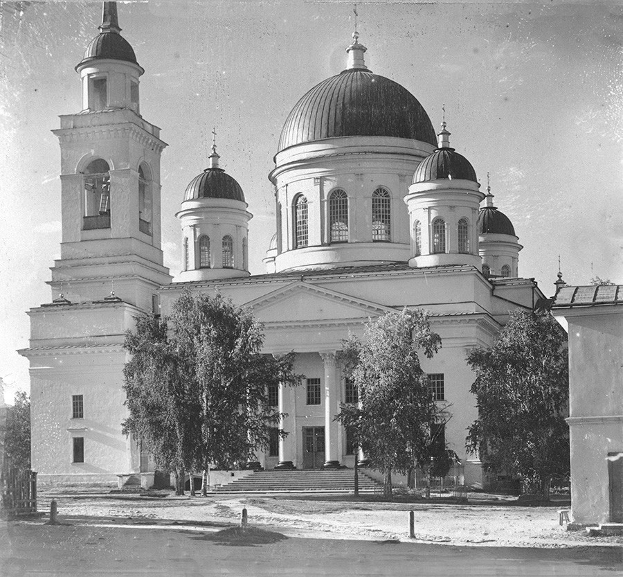 Novotihvinski samostan. Katedrala svetega Aleksandra Nevskega, pogled na južni del. Kontaktni tisk (manjka original). Poletje 1909
