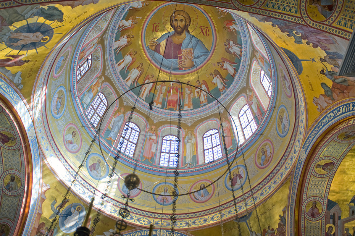 Novotihvinski samostan. Katedrala svetega Aleksandra Nevskega. Notranjost, kupola. 1. april 2017
