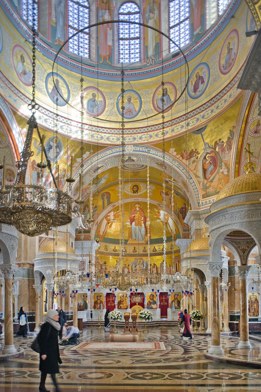 Novotihvinski samostan. Katedrala svetega Aleksandra Nevskega. Notranjost, pogled na vzhodni del proti ikonam. 1. april 2017
