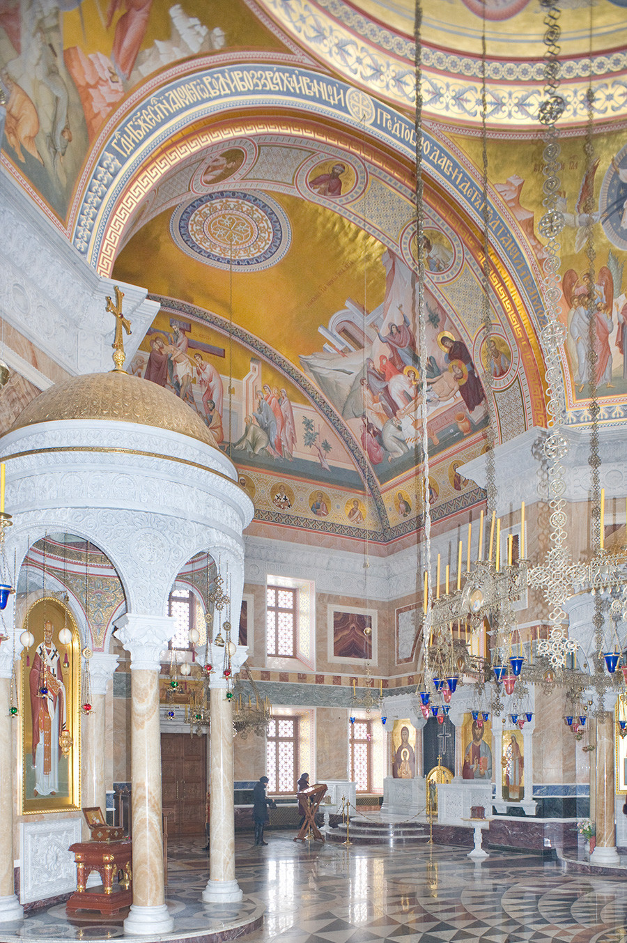 Novotihvinski samostan. Katedrala svetega Aleksandra Nevskega. Notranjost, pogled na severovzhod. 1. april 2017
