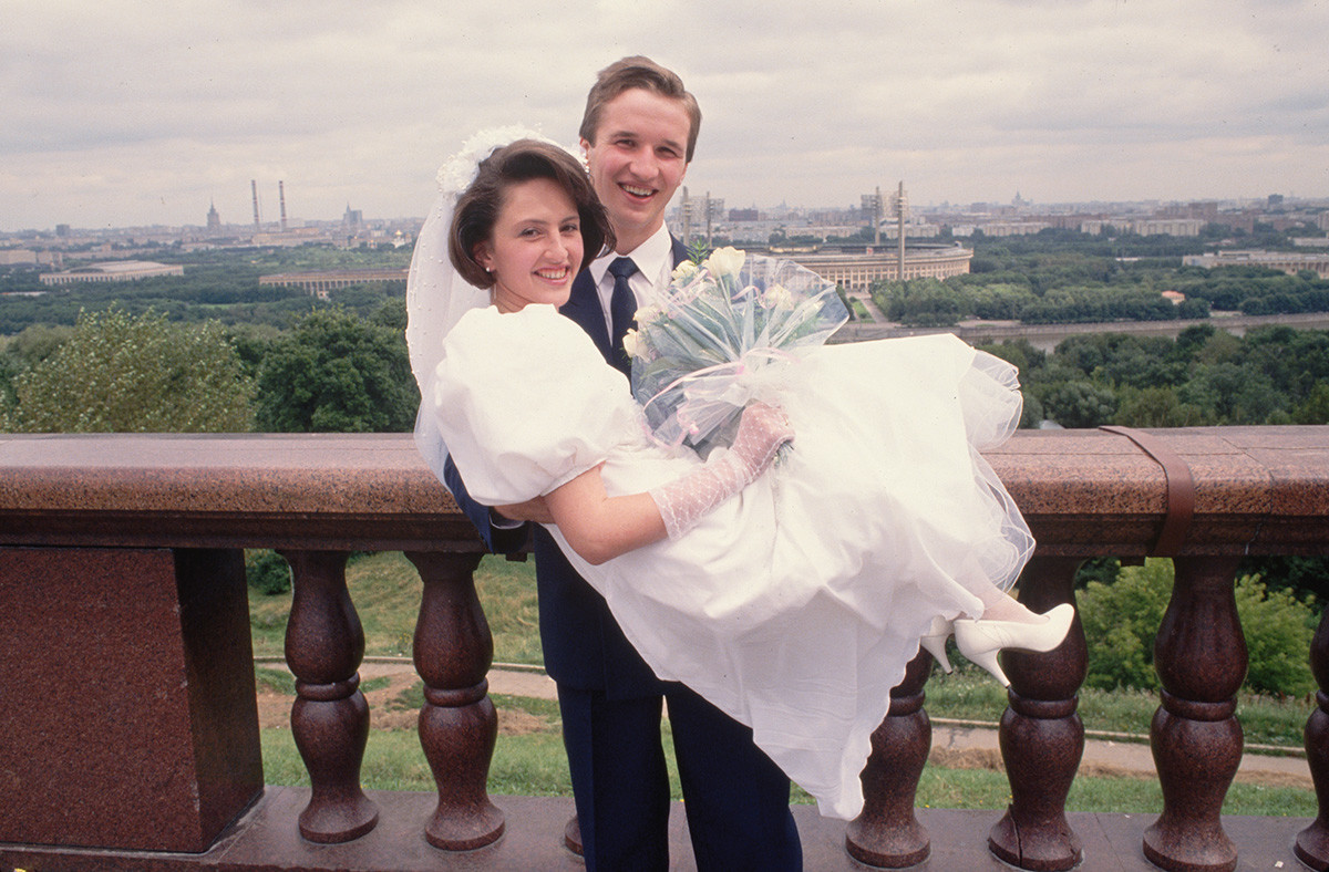 Braut und Bräutigam auf der Aussichtsplattform der Sperlingsberge, Moskau 