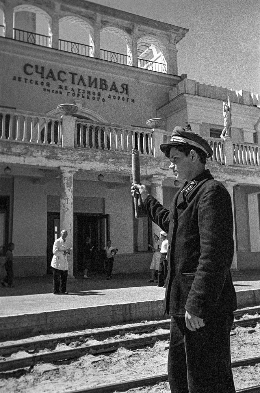 Menino na estação Schastlivaia (em português, “feliz”), em Níjni Nôvgorod, em 1940.