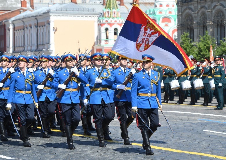 Tentara Serbia mengikuti Parade Kemenangan di Lapangan Merah.