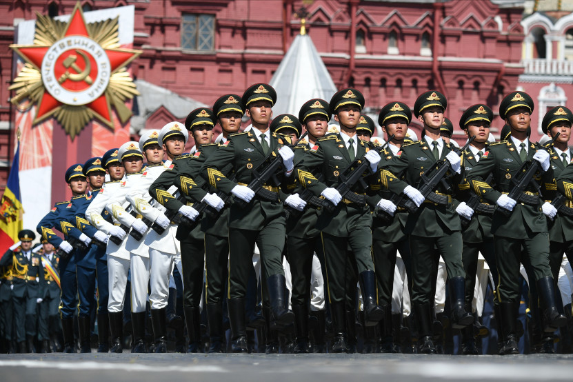 Tentara Tiongkok mengikuti Parade Kemenangan di Lapangan Merah.