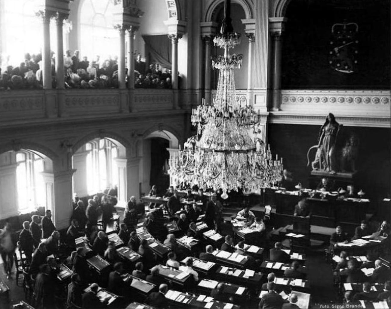Parlamento de Finlandia, primera sesión en 1907.
