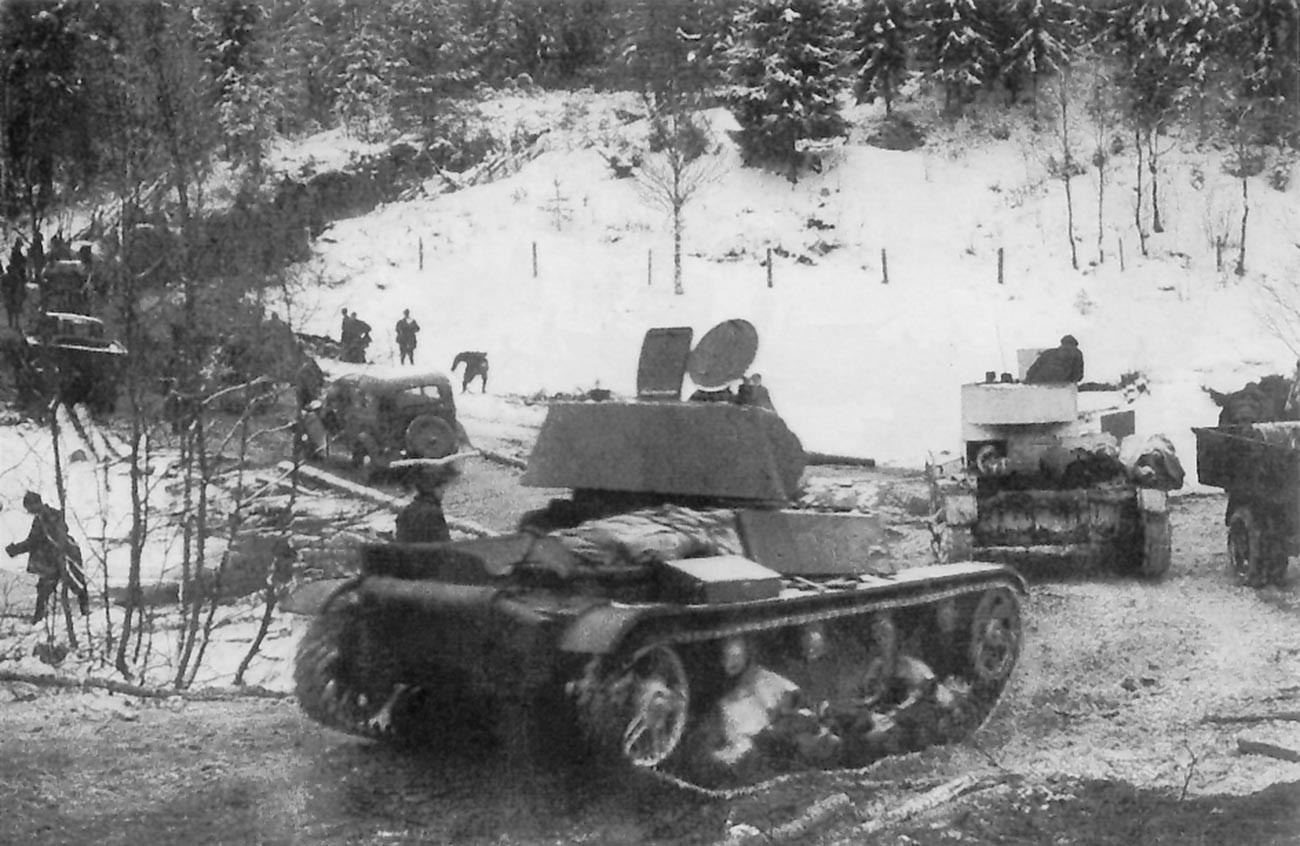 Tanques ligeros soviéticos T-26 y camiones GAZ-A del 7º Ejército Soviético durante su avance en el Istmo de Karelia, 2 de diciembre de 1939.