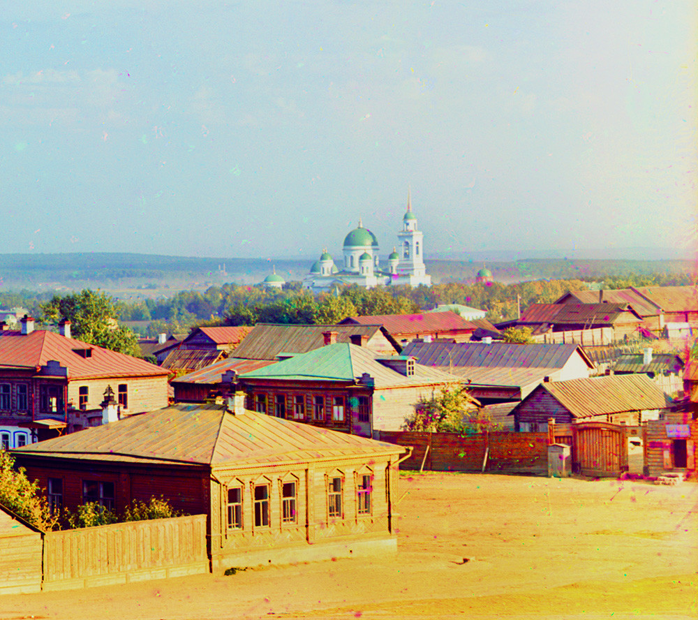 Ekaterinbourg. Vue du quartier sud de la ville. En arrière-plan : Église Saint-Alexandre-Nevski du couvent de Notre Dame de Tikhvine. 
