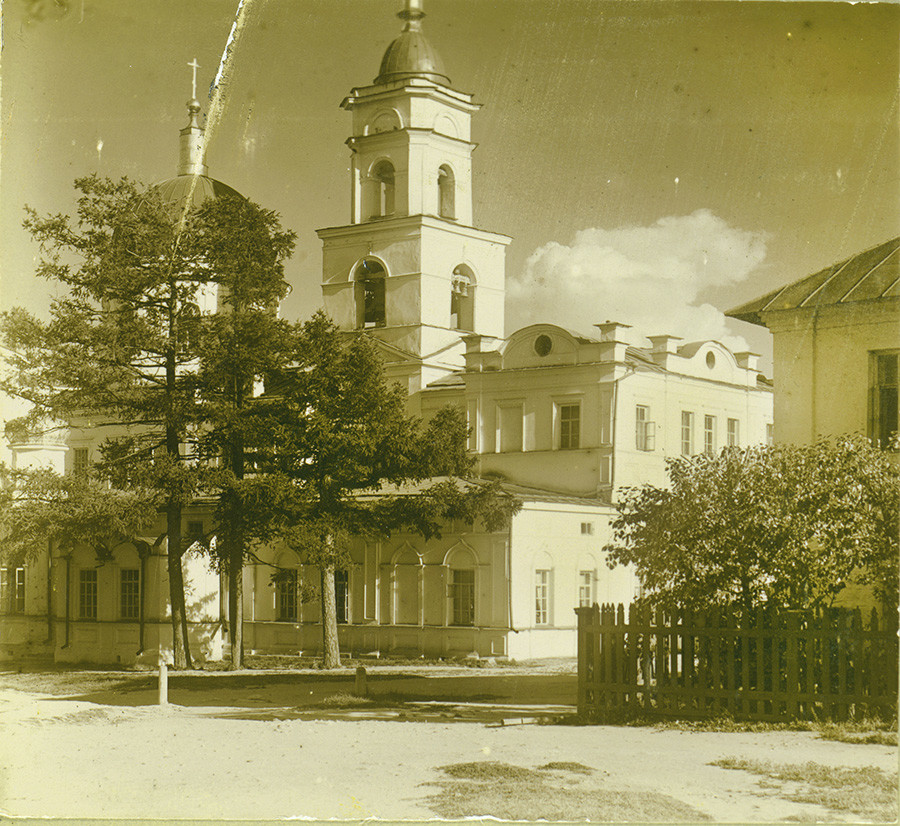 Nouveau couvent Tikhvine. Église de la Dormition (détruite en 2017). Tirage par contact (le négatif original a disparu). 