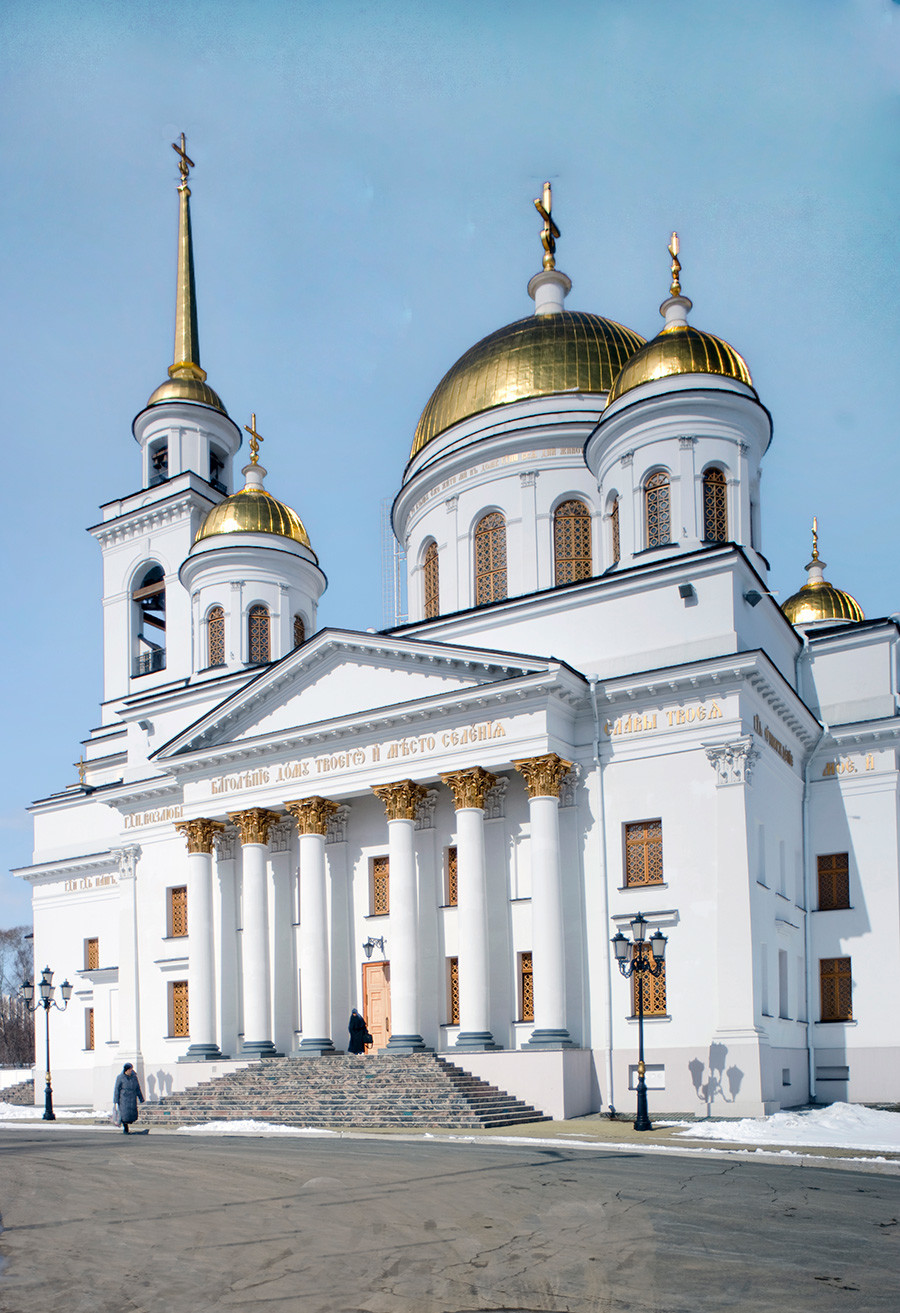 Nouveau couvent Tikhvine. L'église Saint-Alexandre-Nevski, façade sud. 