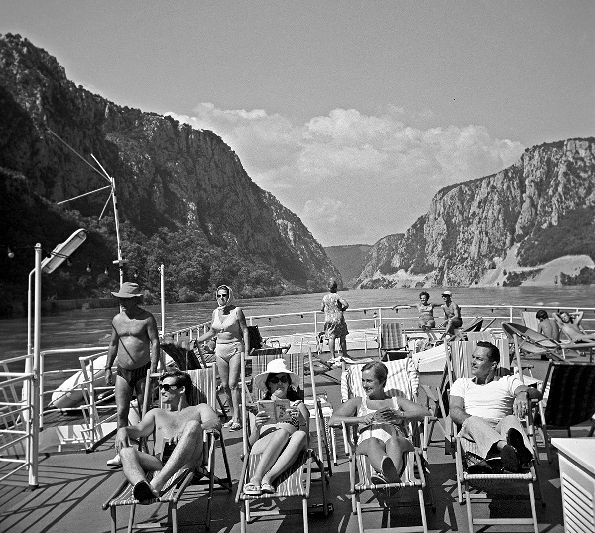 Touristen auf dem Deck eines Schiffes auf der Donau, 1969