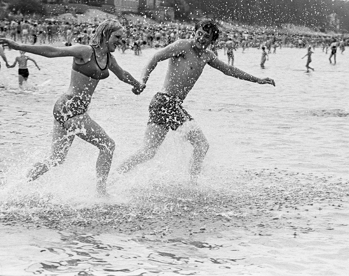 Јурмала, 1975. Туристи на градска плажа.