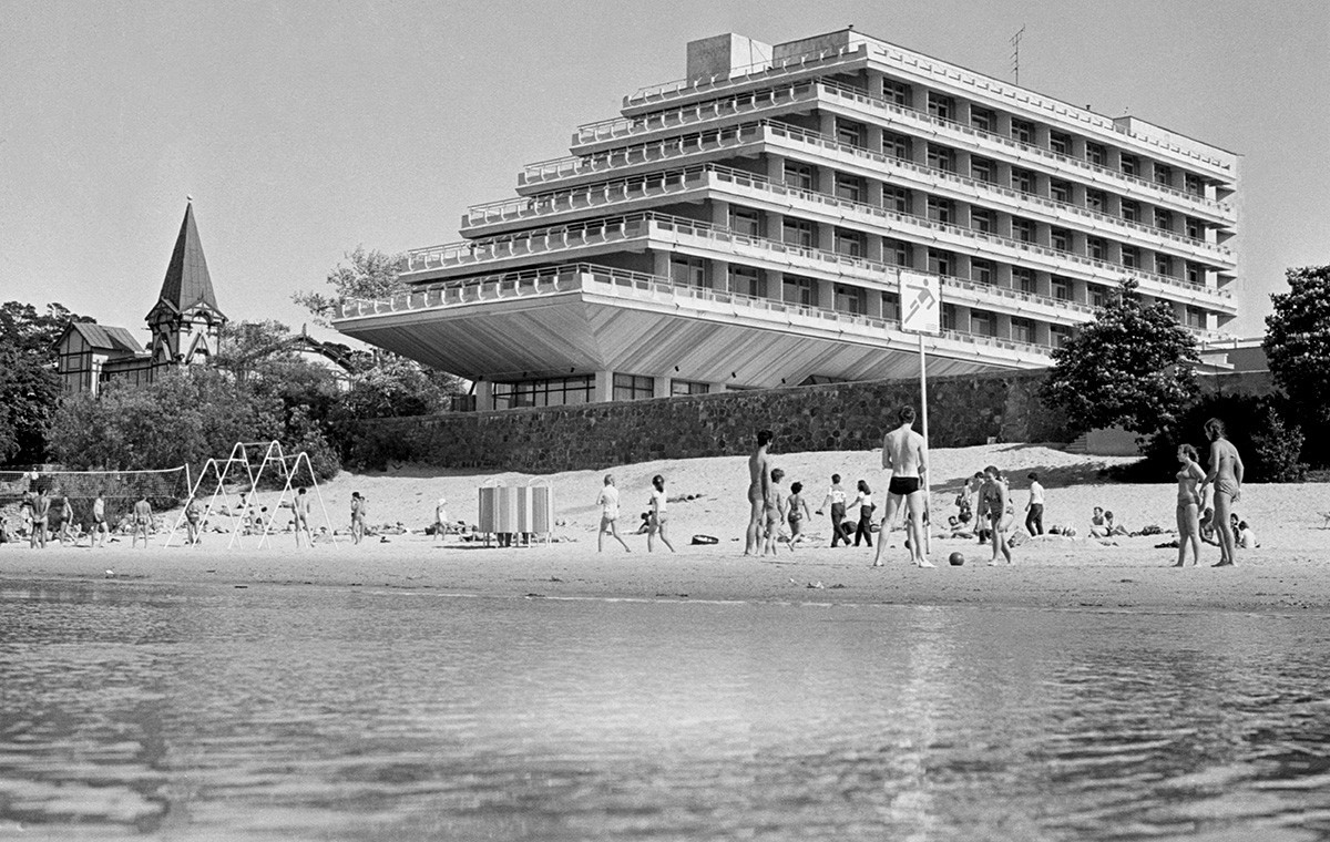 Јурмала. Јуни 1983. Туристи на плажа на лекувалиштето „Ришко приморје“.