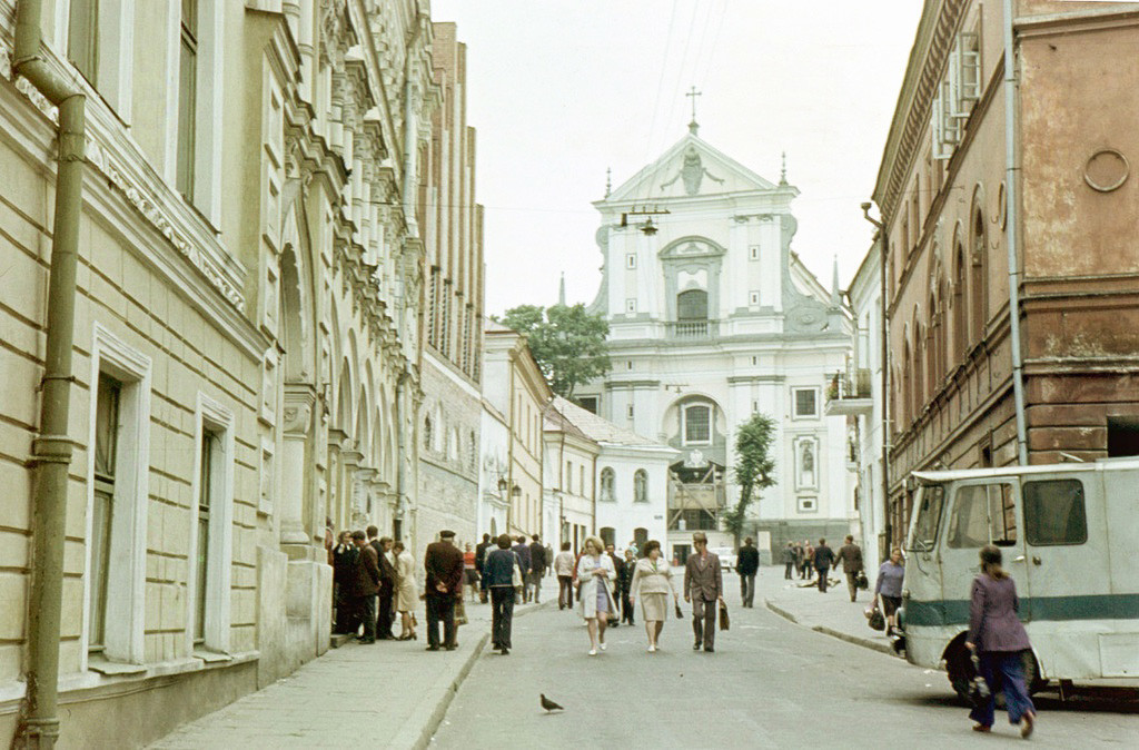 Архитектурата на стариот Вилнус. Снимено: 1 мај 1970 – 31 август 1976. Црквата на Света Тереза на улицата Аушрос Варту.
