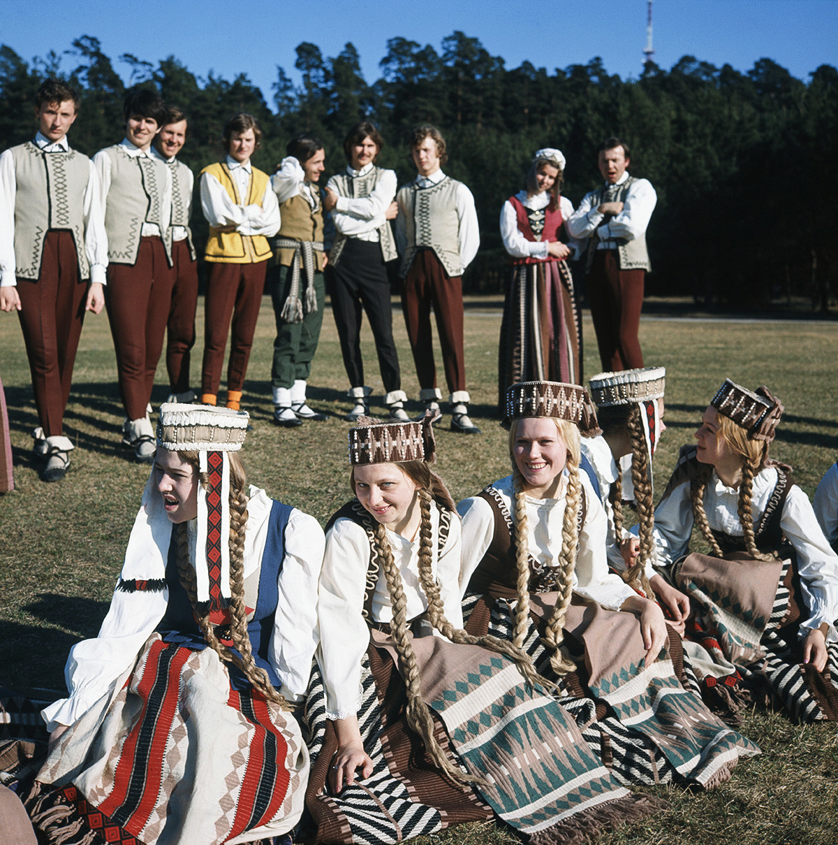 1974 година. Членови на ансамблот на народни танци и песни на Вилнускиот државен универзитет.
