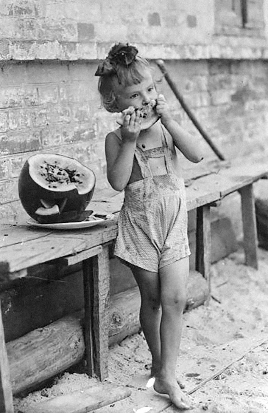Une fillette mangeant de la pastèque.
