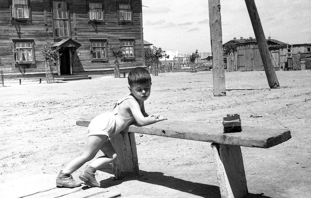 Un bambin soviétique par une journée d’été.
