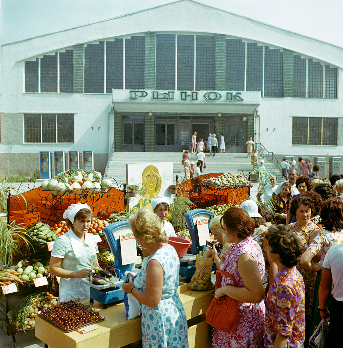 Vendedores de frutas e vegetais em uma rua em Eupatória, Crimeia, 1979