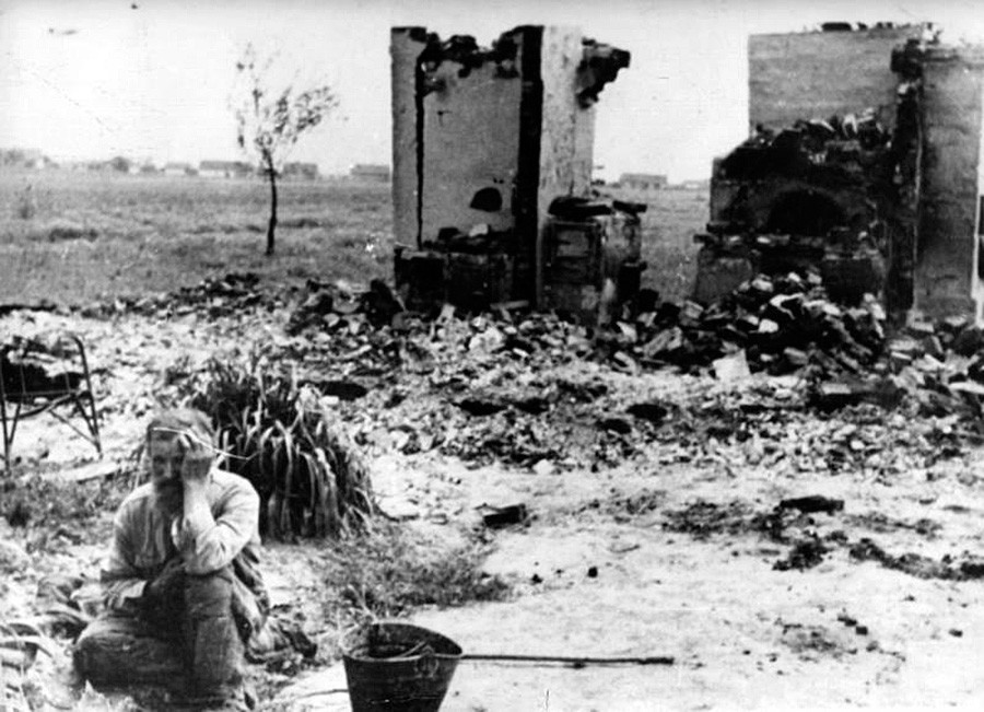 “O inimigo queimou nossa cabana nativa.” Margem esquerda da Ucrânia, 1943