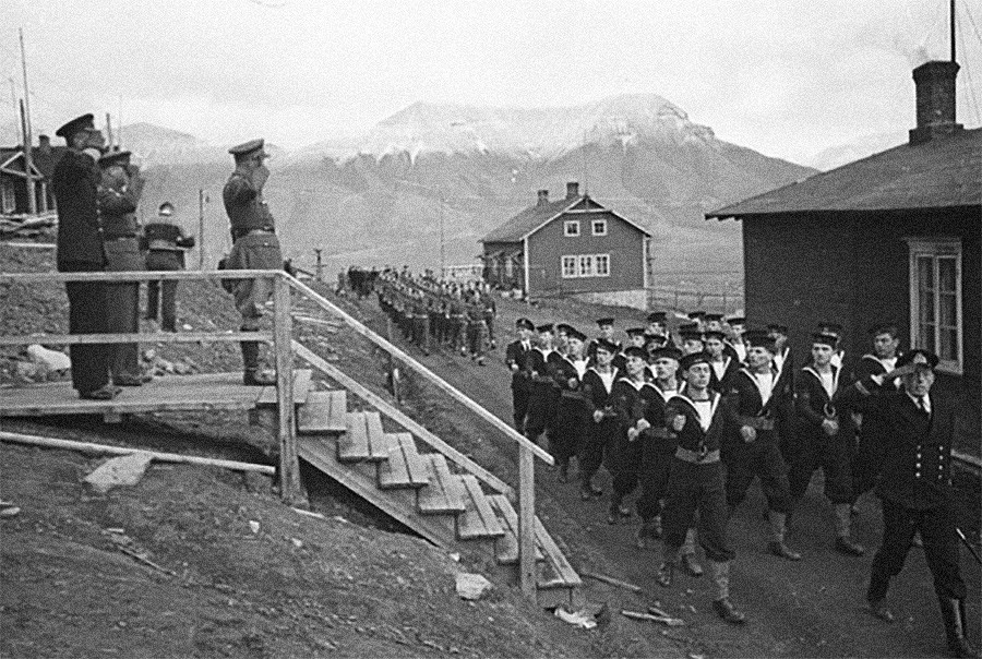 Brigadeiro A.E Potts faz saudação durante desfile final em Longyearbyen
