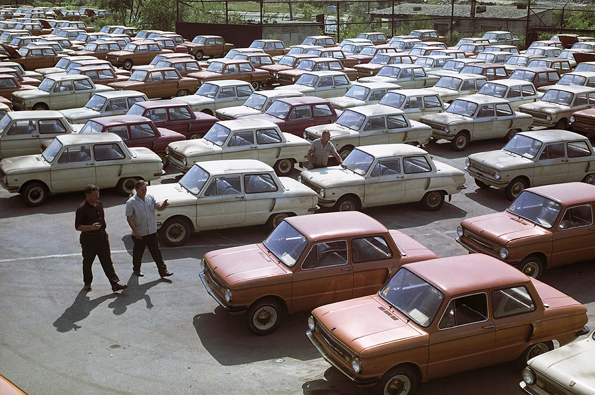 Coches Zaporozhets, fabricados por la Fábrica de Automóviles Zaporozhie, 1970. 