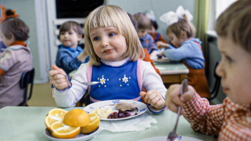 Ručak u dječjem vrtiću. SSSR, Moskva, veljača 1982.

