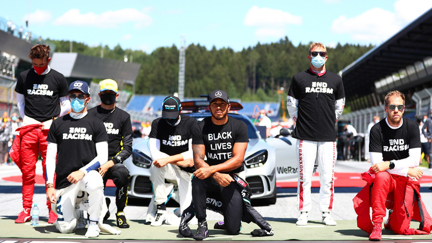 Beberapa pembalap berlutut sebagai bentuk dukungan terhadap gerakan antirasialisme Black Lives Matter sebelum F1 GP Austria di Spielberg, Austria, Minggu (5/7).