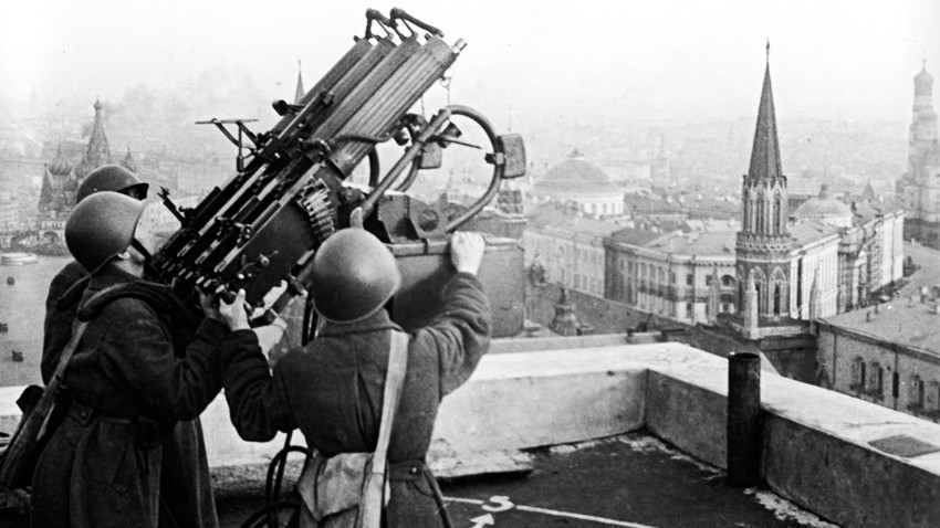 Veliki domovinski rat, 1941., Moskva, SSSR. Vojnici rukuju četvorocijevnim protuzračnim mitraljezom štiteći Moskvu od njemačke avijacije tijekom Drugog svjetskog rata.