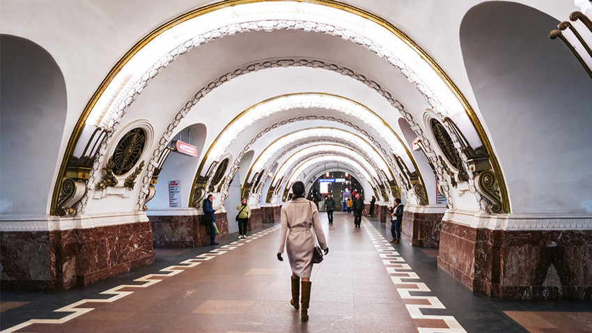 Peterburški metro, postaja Ploščad Vosstanija