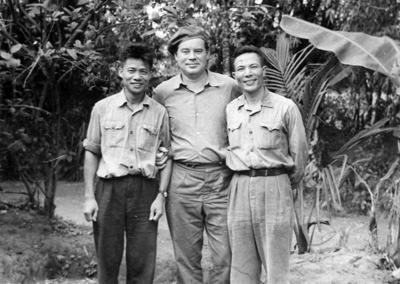 Полковник Евгений Антонов (в центре), начальник отдела ПВО внешних связей Генерального штаба ВНА майор Хо Куанг Тинь (справа), 1970 г.