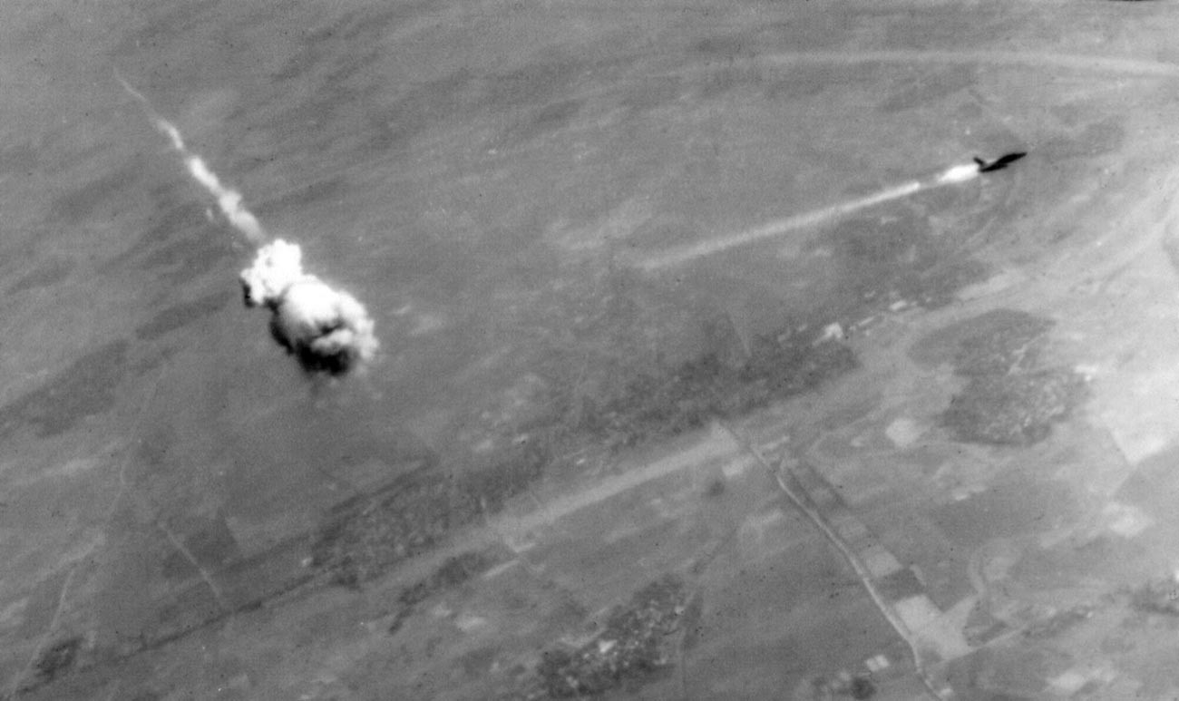 Возгорание американского F-105 после поражения осколками советской ракеты С-75 «Двина».