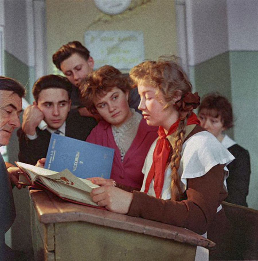 На занятиях чеховского литературно-творческого кружка, Таганрог, 1960.
