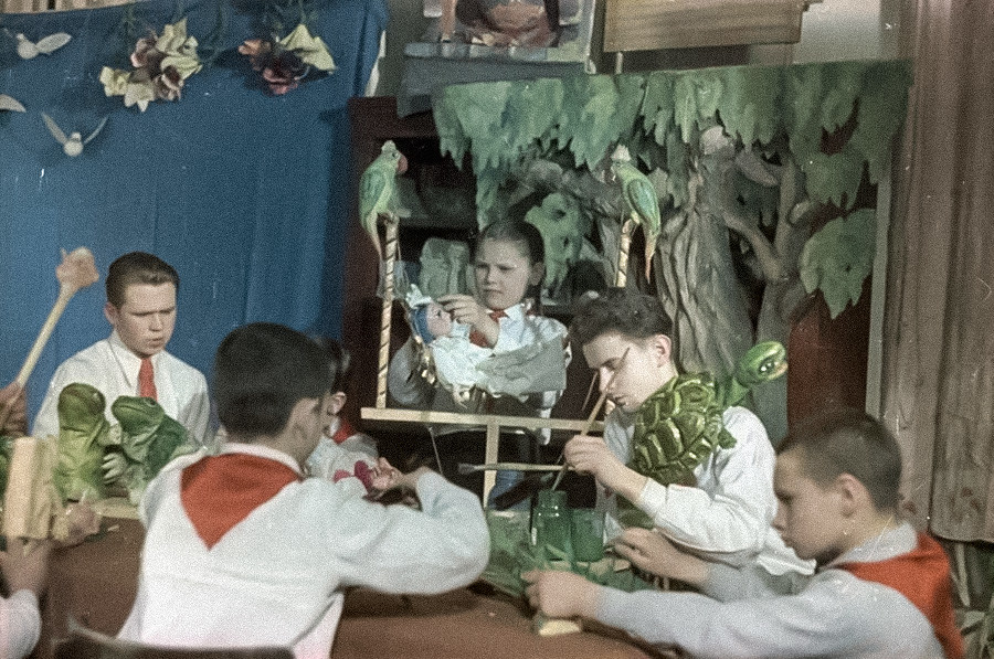 Ленинградский дворец пионеров Свердловского района. Мастерская кукол, 1950-е.