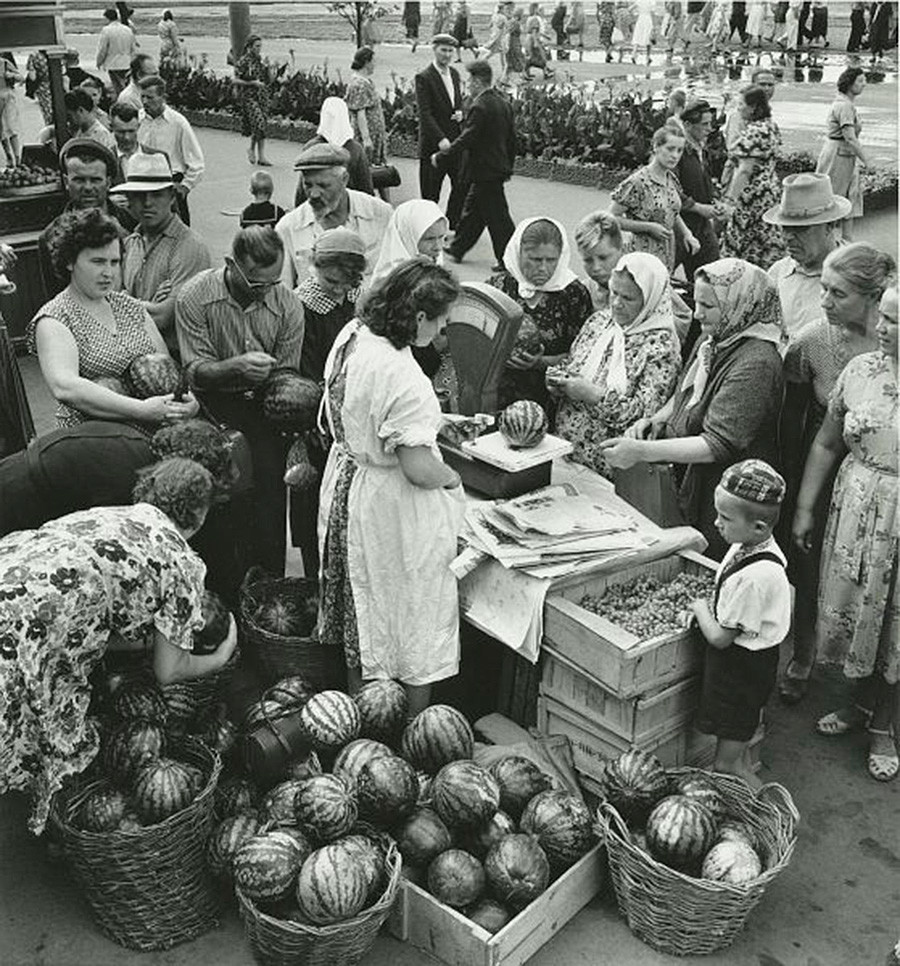 Pedagang jalanan di Kharkov, 1958 - 1959.