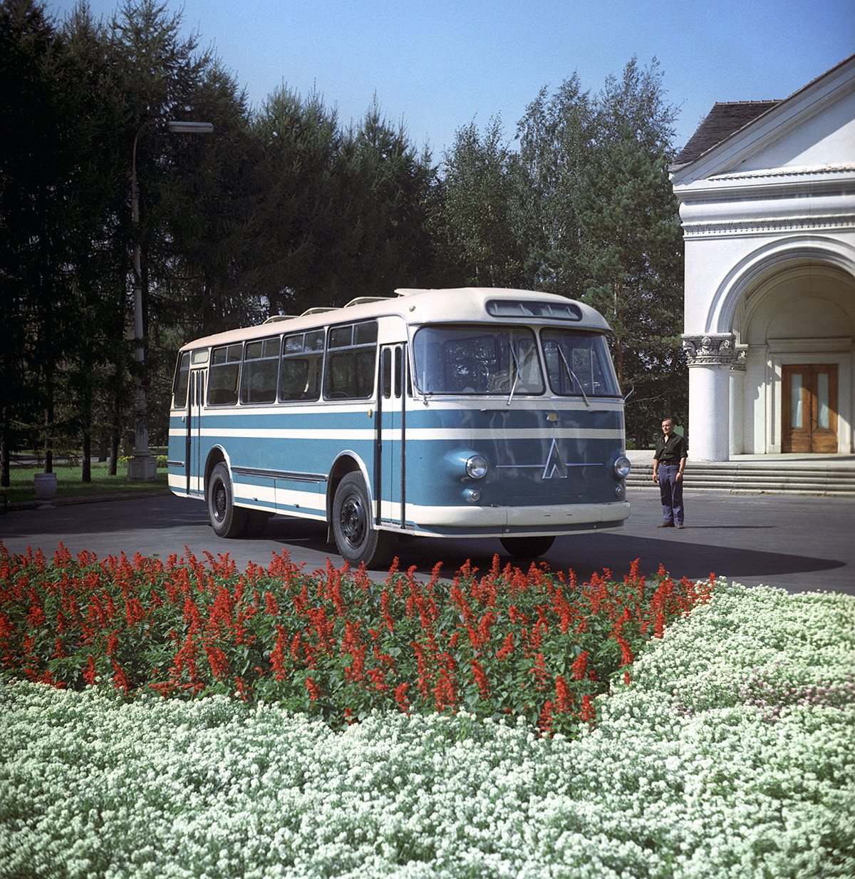 Bus Soviet LAZ-697, diproduksi oleh Pabrik Bus Lviv, 1970.