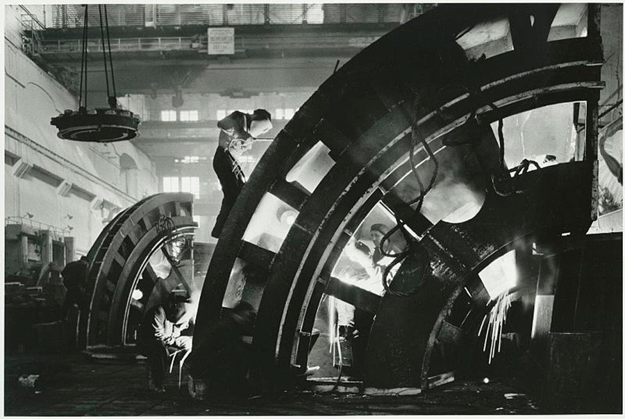 Pengelasan stators di pabrik Turbogenerator di Kharkov, 1958 - 1959.