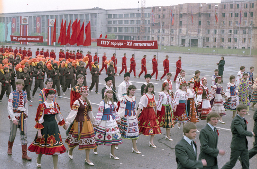 Житељи града Минска на првомајској паради, 1983,